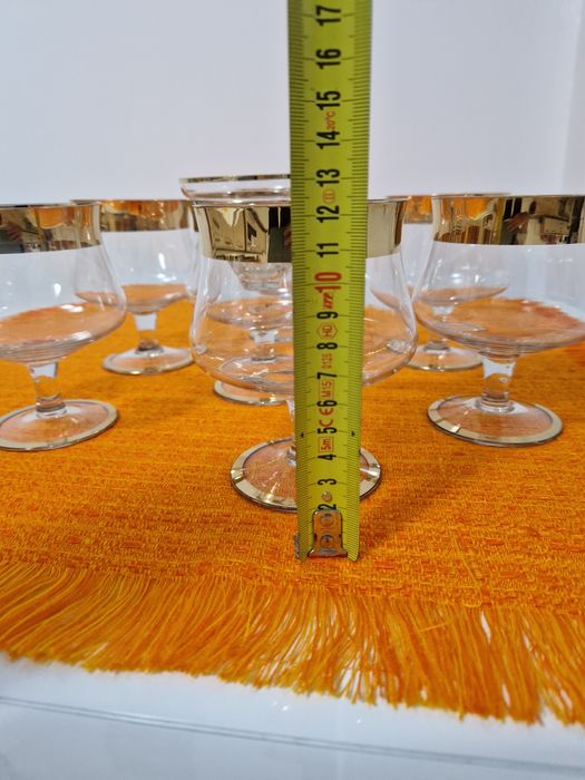 Cupe înghețată cu picior și suport de sos