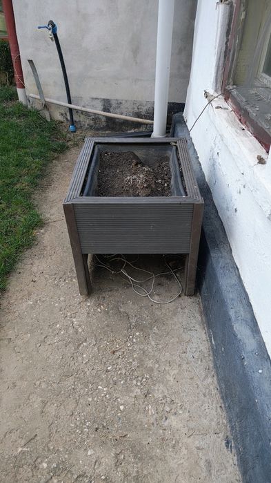 Garaj robot tuns iarba