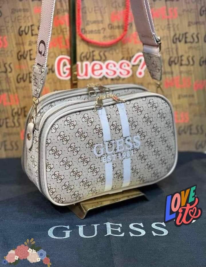 Geanta Guess,model crossbody, Italia,saculet  eticheta