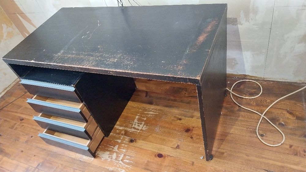 Бюро с подвижен шкаф с чекмеджета