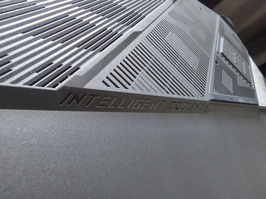 Asus Strix G17 - Ryzen 9 7940HX , display 2k , g synk , 240hz NOU