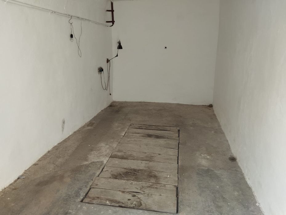 Inchiriez garaj bloc 800