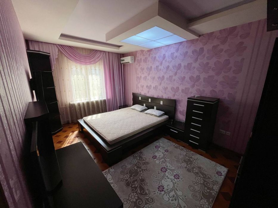 Сдаётся 4-комнатная квартира в центре