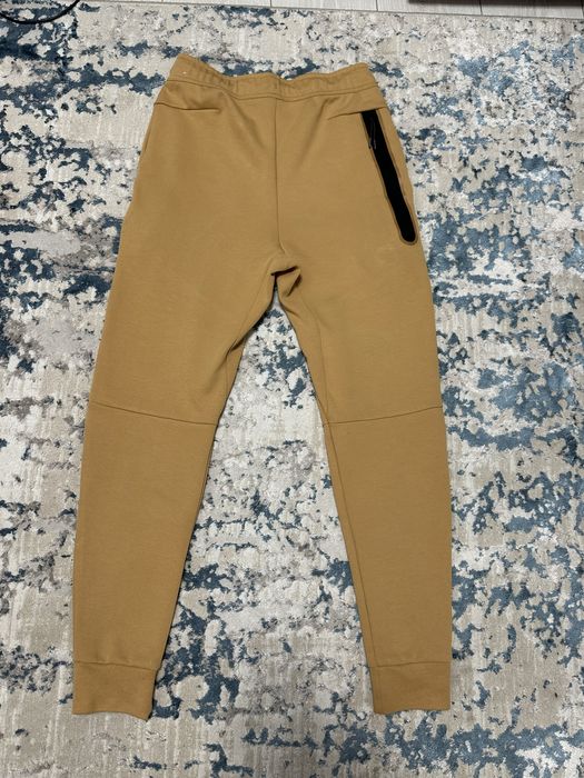 Pantaloni Nike Tech Fleece mărimea S – Bej – noi fără etichetă,