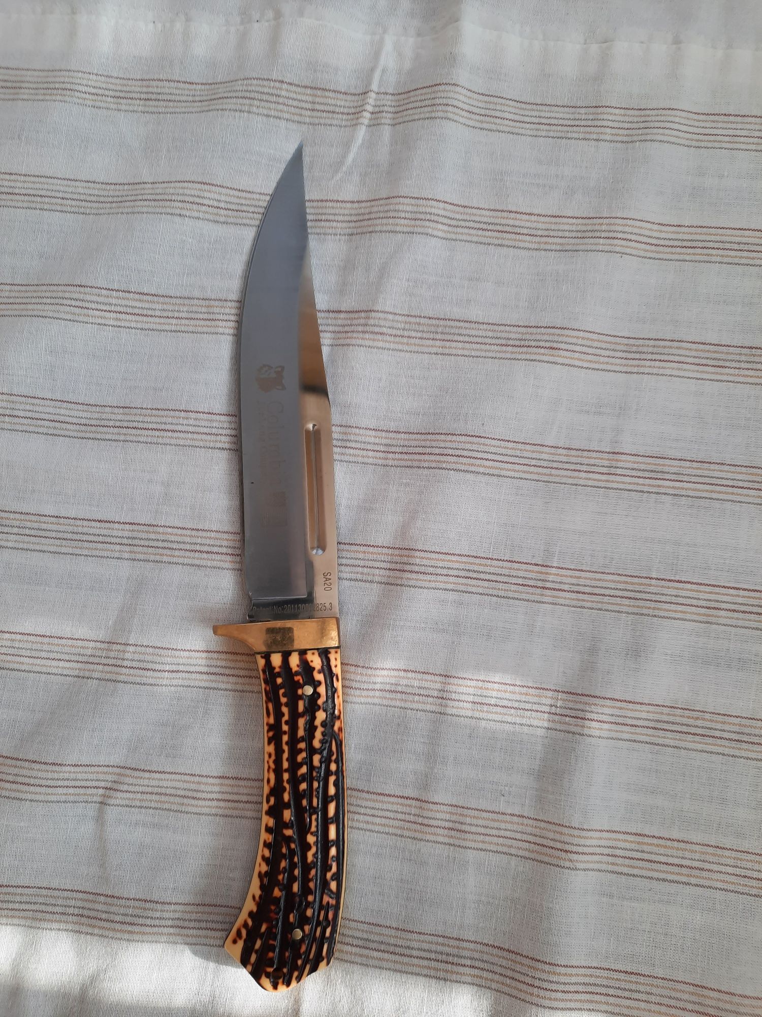 Продавам ловджийски ножове много добра изработка и много удобни .