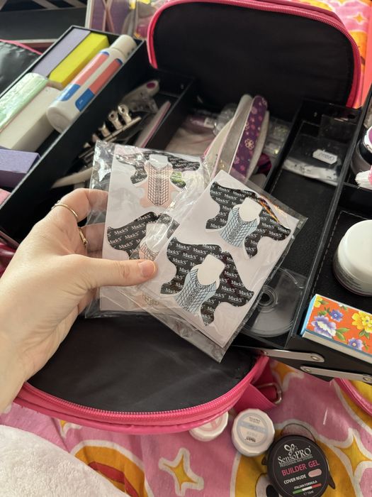 Geluri si acril constructie unghii 555 lei tot