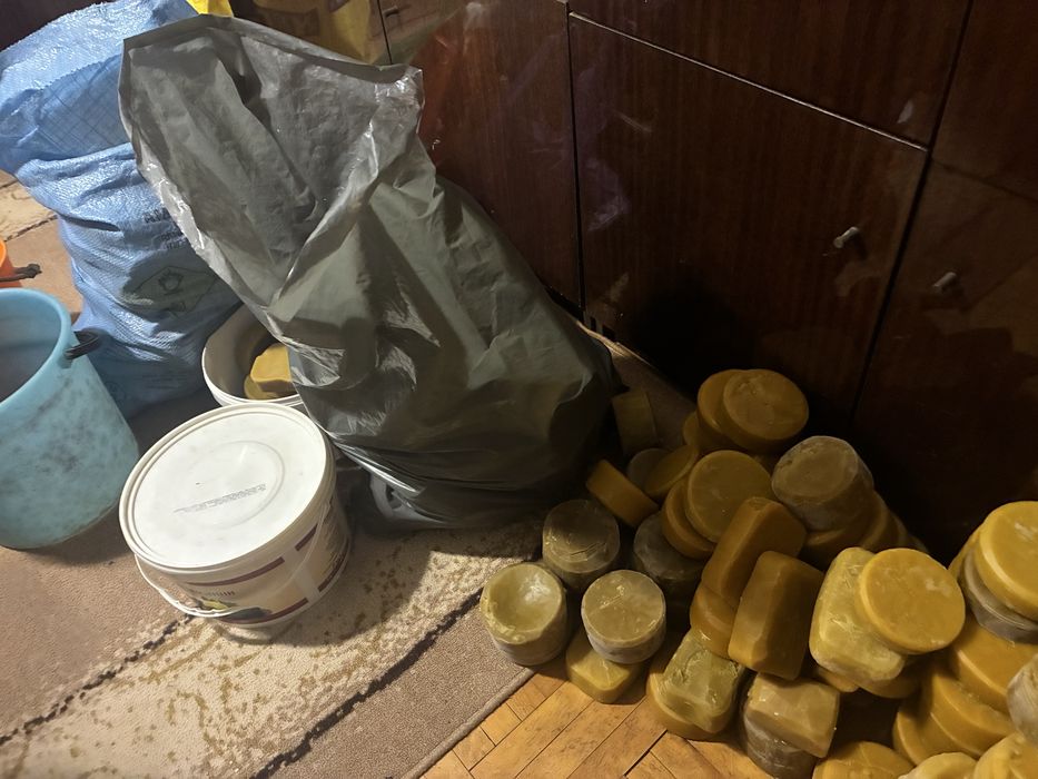 Продавам пчелен восък