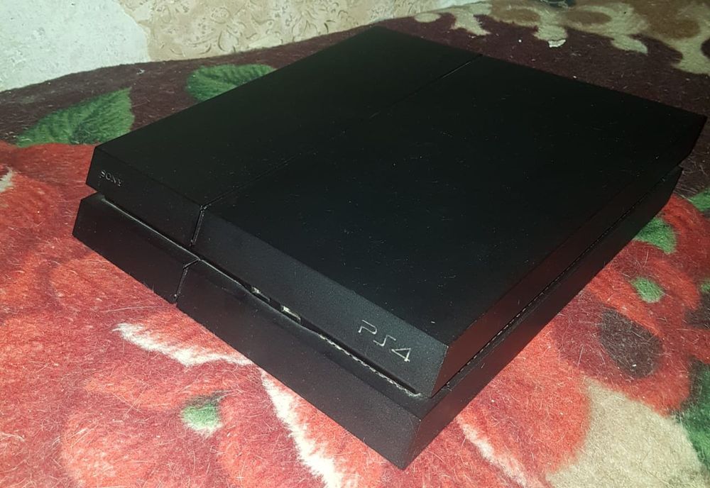 Продаю PlayStation 4 Fat