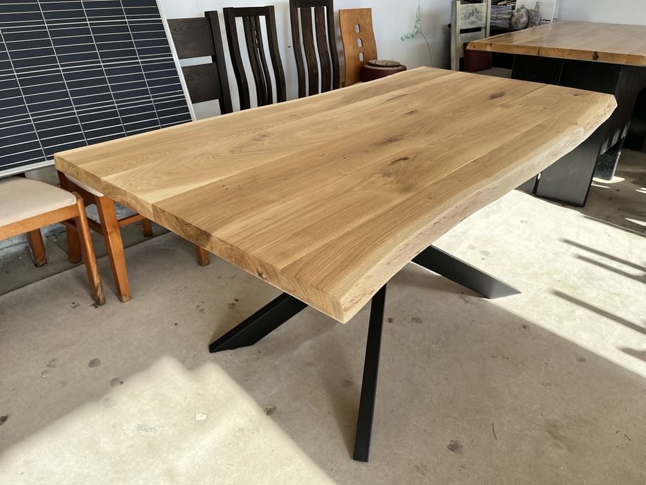 Трапезна маса от масивен дъб с метални крака