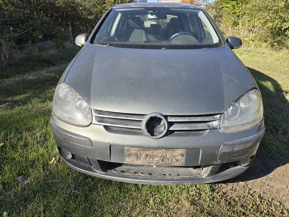 Продавам голф 5 на части