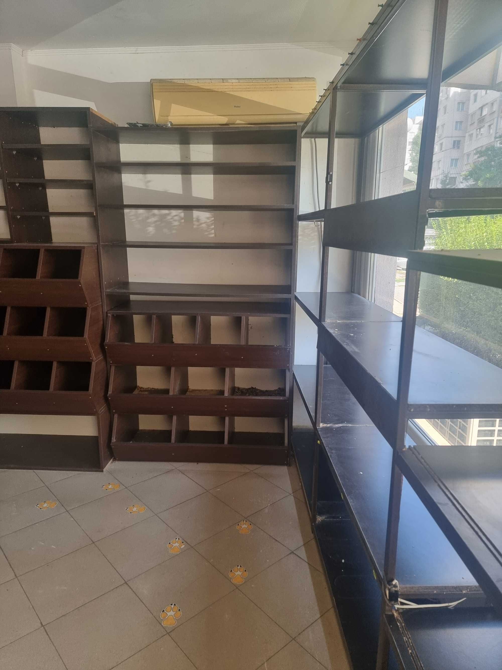 Стелажи за зоомагазин