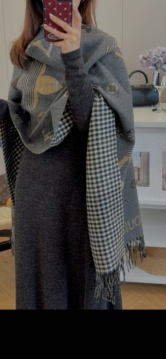 Esarfa-fular Louis Vuitton model 2026