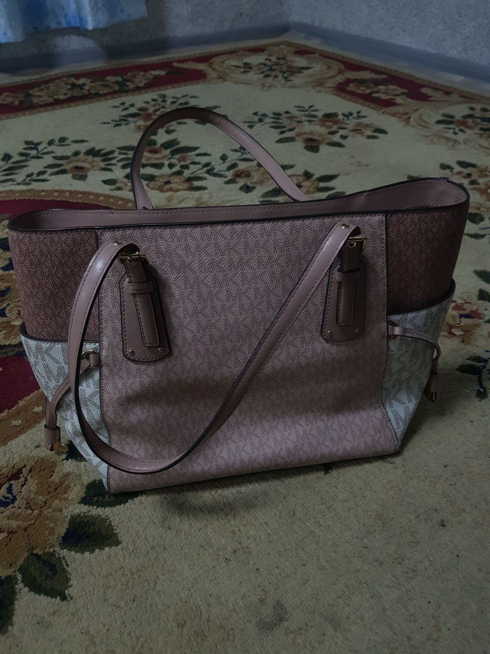 Michael Michael Kors оригинал
Почти новая женская сумка Michael Kors,