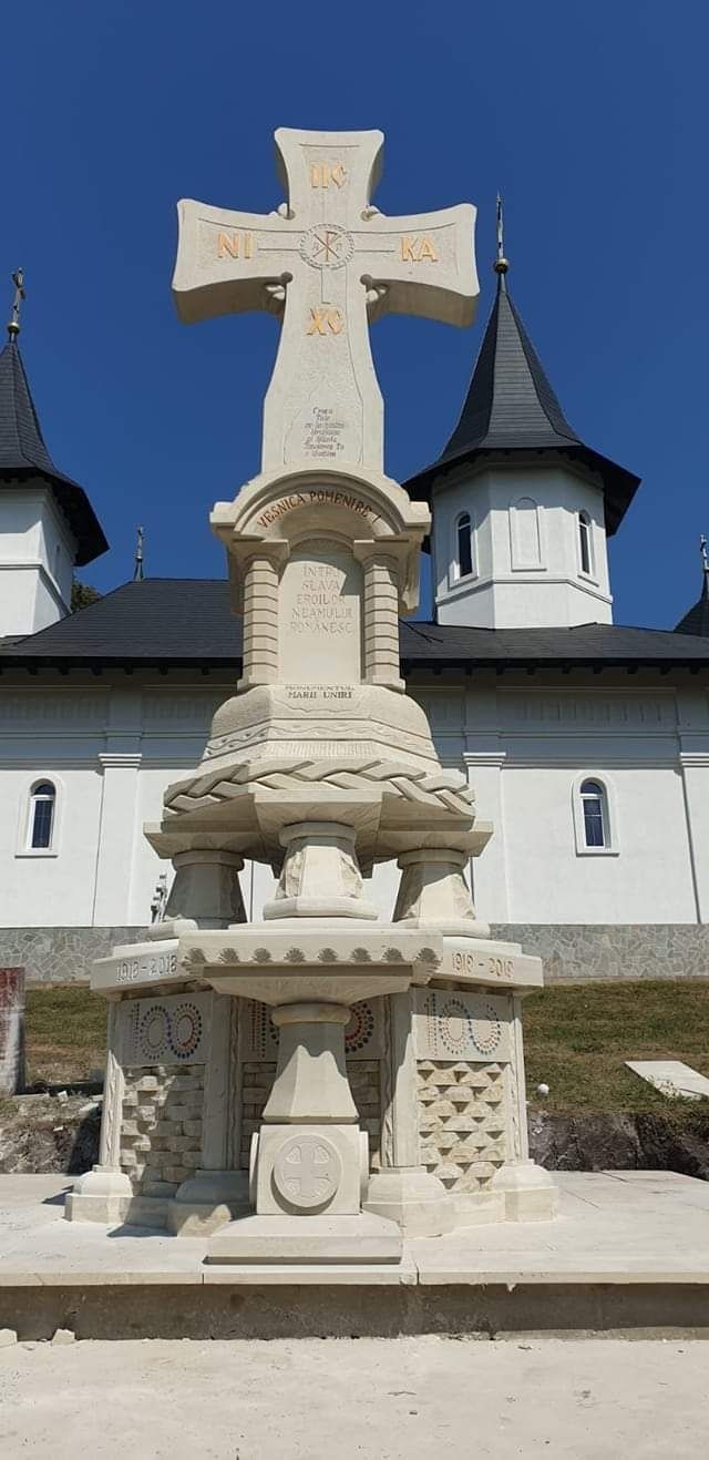 Monumente Cruci din piatra naturala de Vama