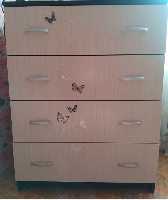 Продам кухонный стол.и комод для вещей.в идеальном состоянии.