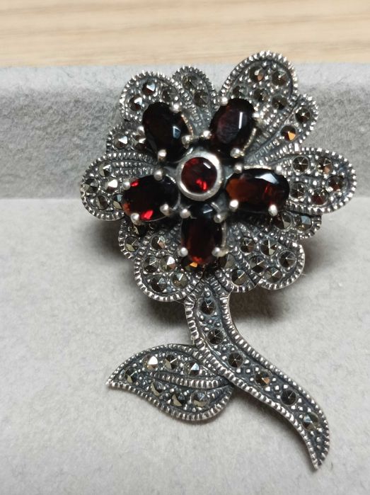 Сребърна брошка с гранати