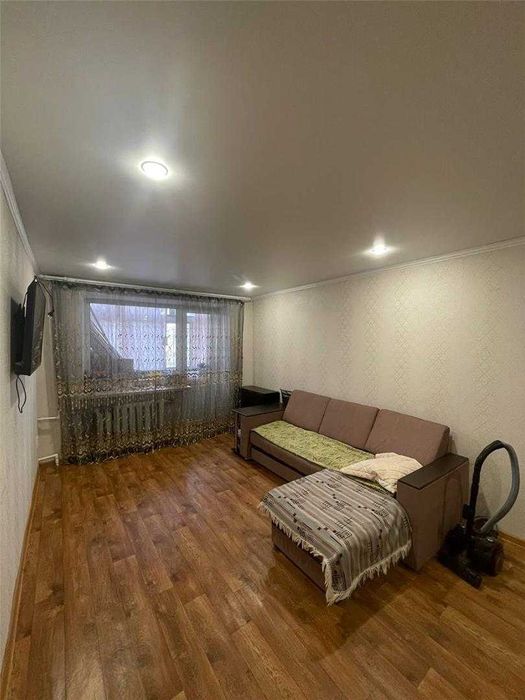 -Продам 2 комн по Республики, напротив Жастара. Этаж 2. Не угловая.