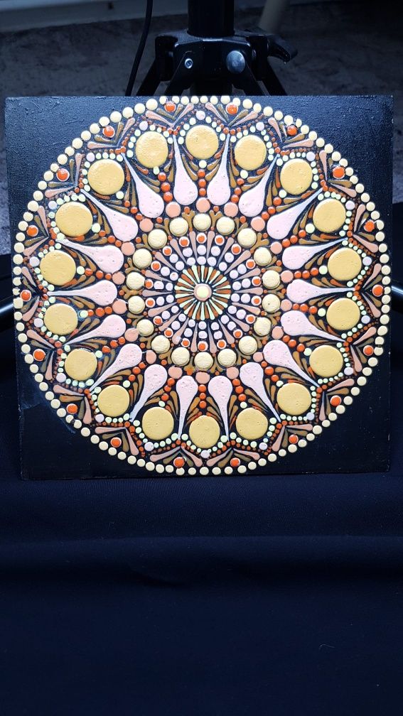 Mandala pictata acrilic pe placa de lemn