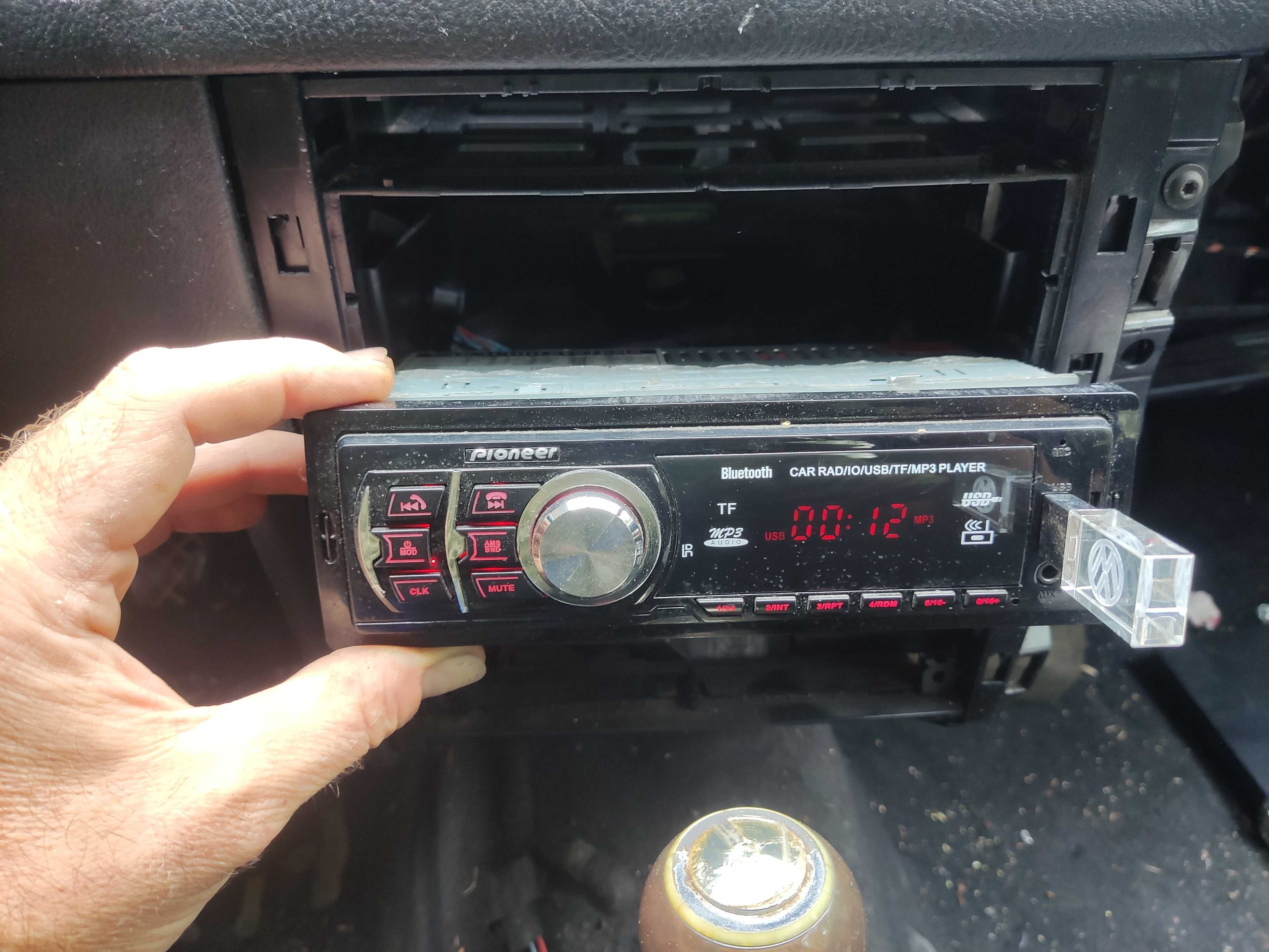 Продавам авто радио Pioneer с USB