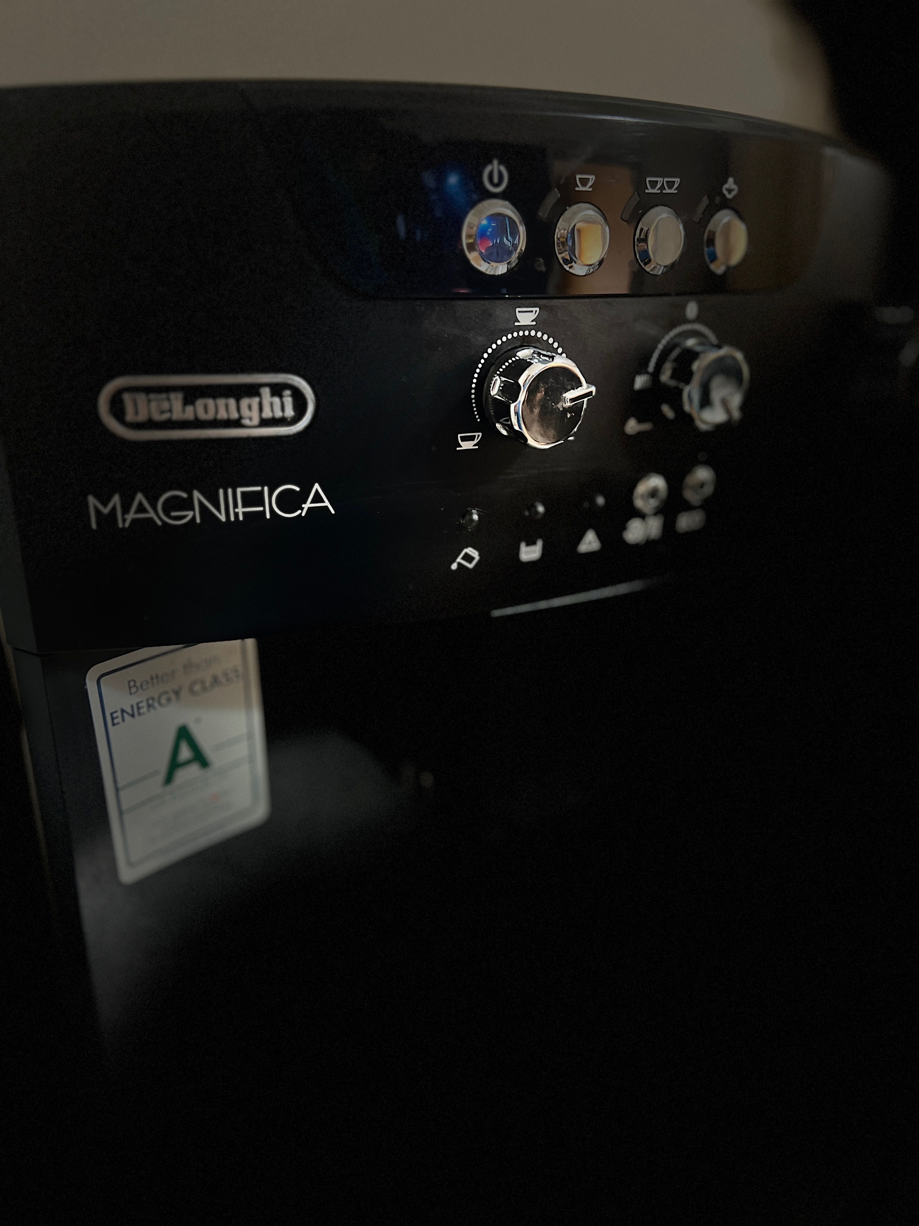 Кафеавтомат DeLonghi MAGNIFICA