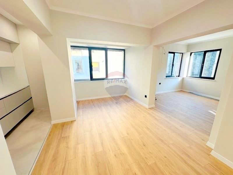 Продава се Четиристаен апартамент в Варна, Нептун - 102 кв.м за 2500 €/кв.м - Снимка #3