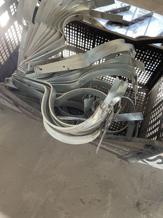 Carlige jgheab maro si  argintiu noi  UPDATE: cele maro s-au vandut.