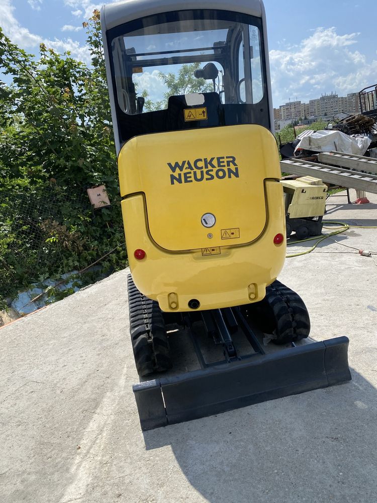 Miniexcavator 2,5 tone senile retractabile cu inclinare cabina