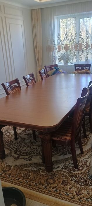 Стол и стулья в хорошем состоянии