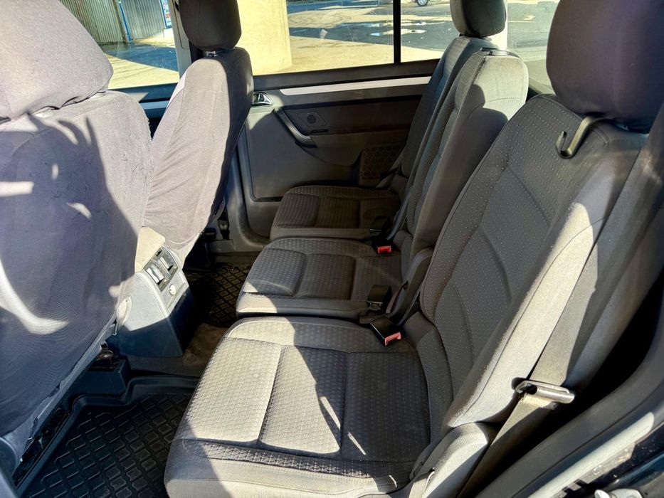 Vând Touran 1.9 TDI 2004 Culoare: Negru-preț 2000 Euro