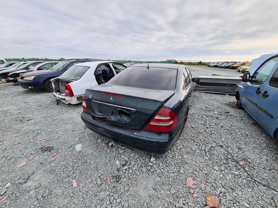 Dezmembrez Mercedes Benz W211