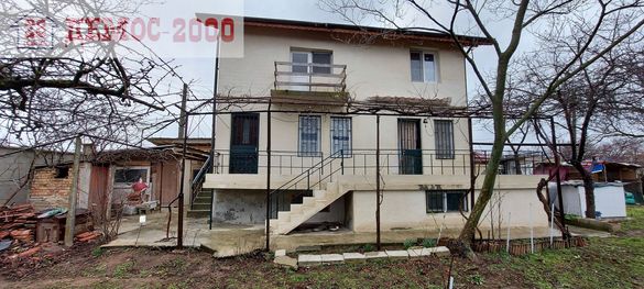 Самостоятелна къща с двор след ремонт в с.Бенковски