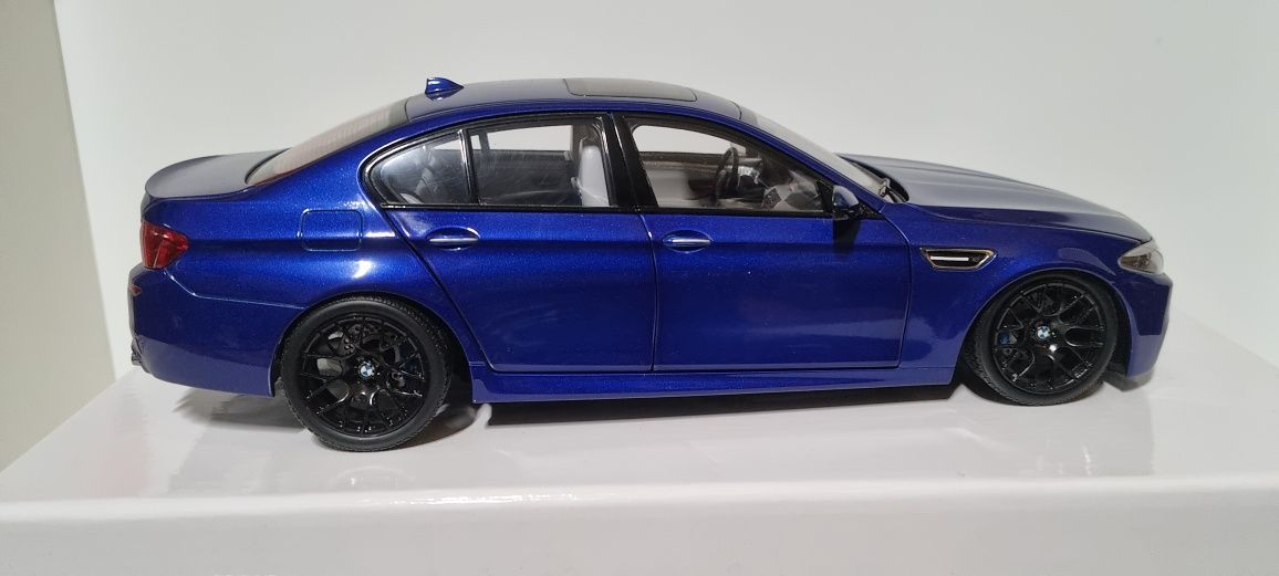 Macheta BMW M5 F10 - Paragon scara 1:18