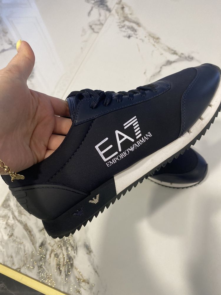 Продам кроссовки EA7
