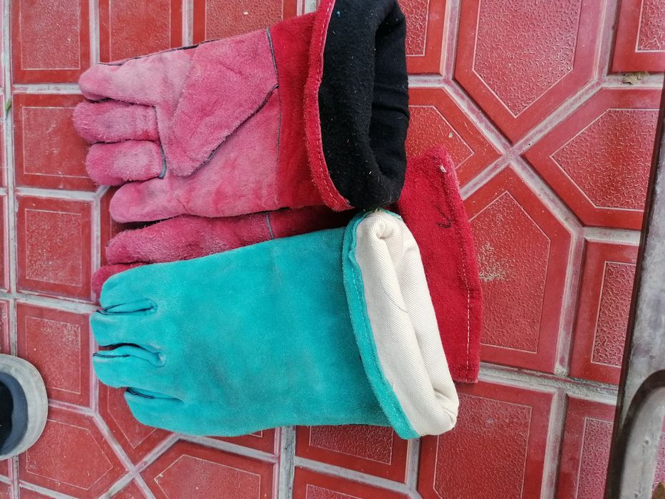 Perchatka sotiladi 150 min Dan kami bor