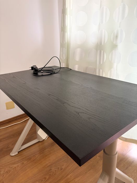 Birou IDASEN cu înălțime reglabilă.