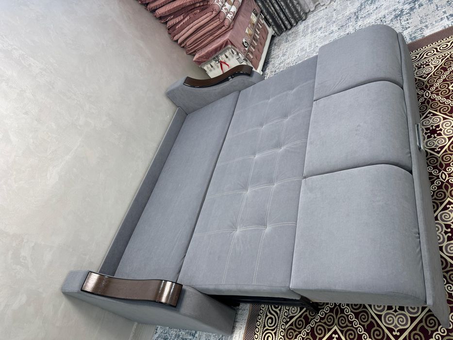 Продается диван гостиной