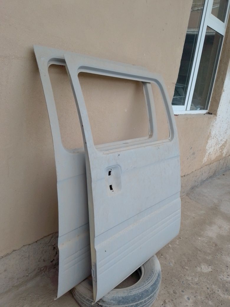 Damas yon eshik sotiladi