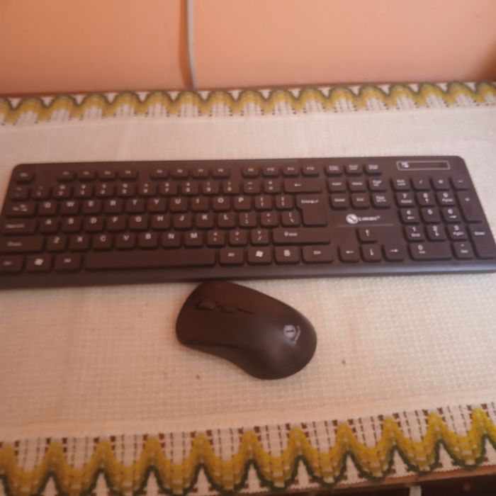 Безжична клавиатура и мишка