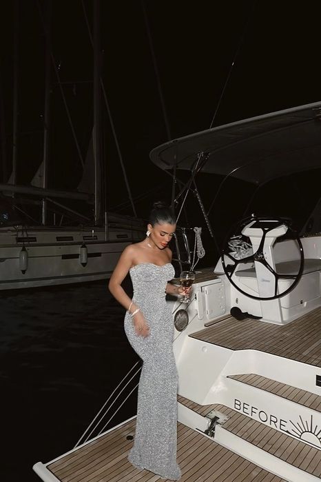 Дълга блестяща рокля