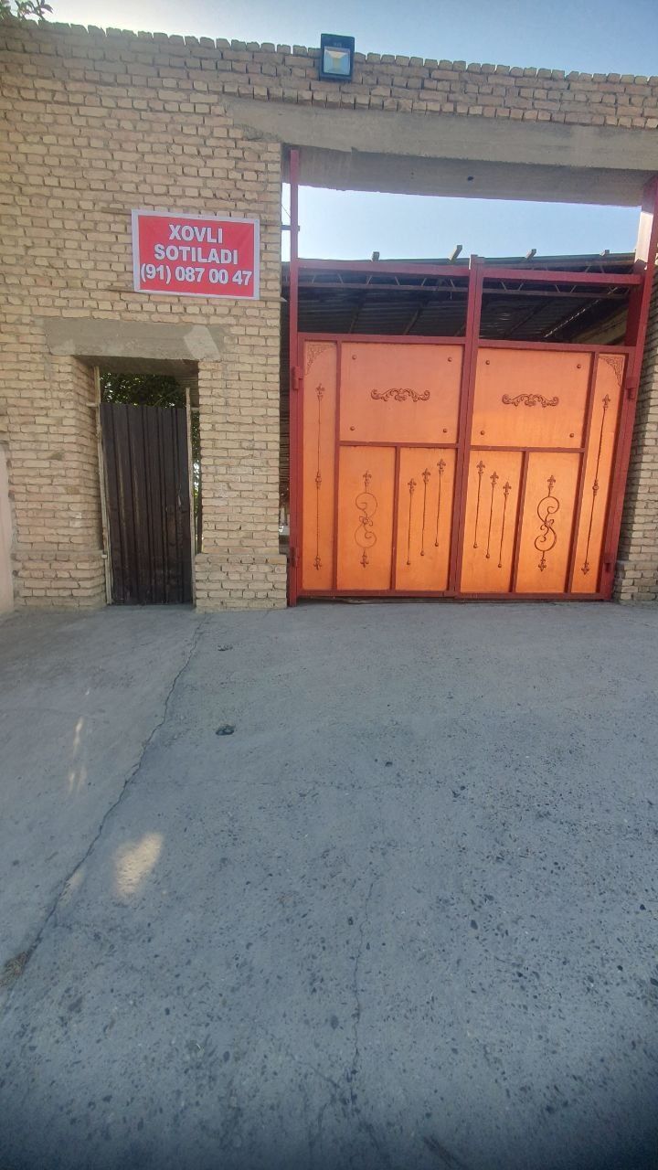 Katta hovli hamma sharoit bor
