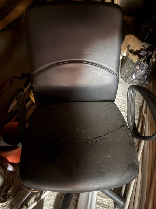 Vand scaune de birou