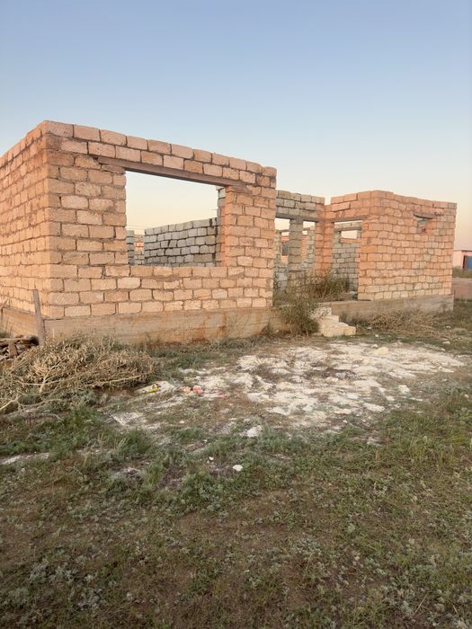 Участок с недостроенным домом