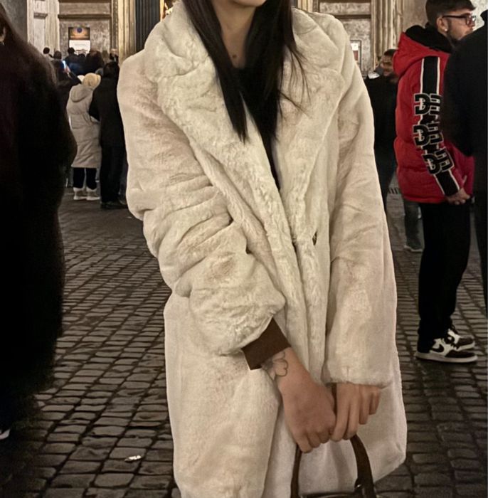 Мръсно бяло дълго палто