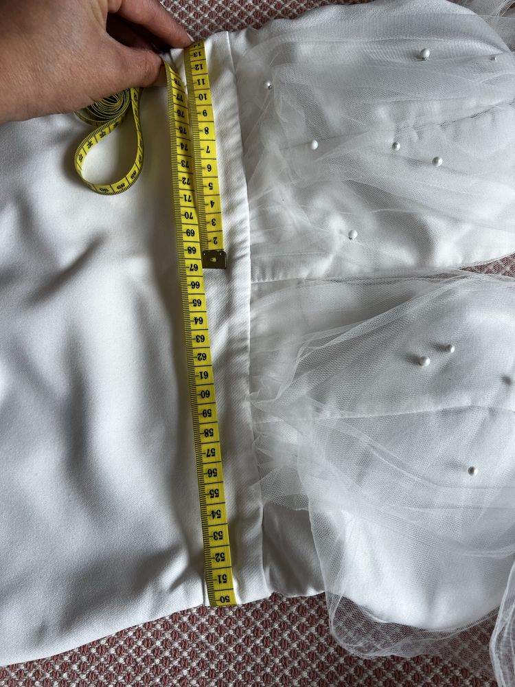Rochie lunga, alba, cu crapatura pe picior