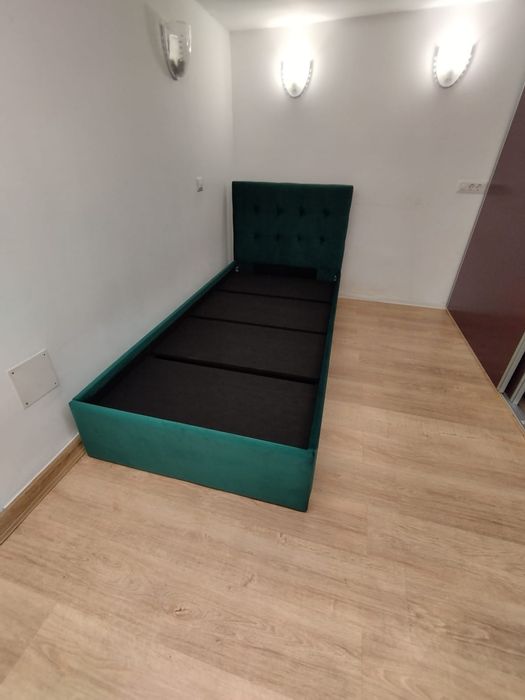 Vând pat tapițat din catifea verde smarald 90/200