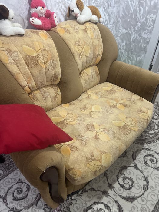 диван 2-х местный раздвижной с креслом в хорошем состоянии