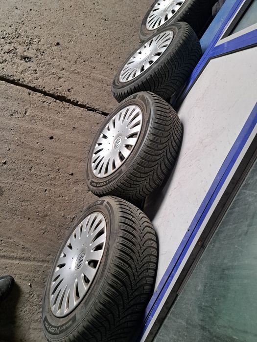 Doua seturi jante cu anvelope iarna vw b6 205 55 16 insignia 225 55 1