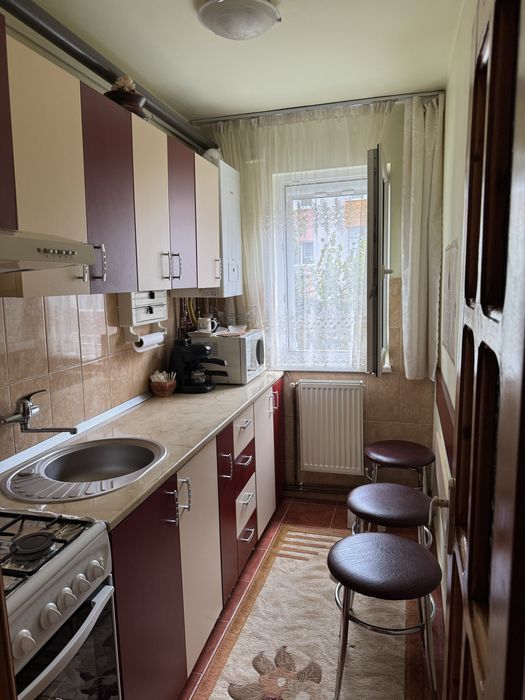 Apartament 3 camere, semidecomandat, etajul 2, Zona Dumbrava 1