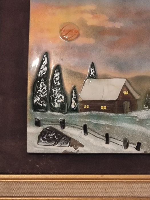 Tablou ceramic emailat, datat 1934, scenă de iarnă cu cabană