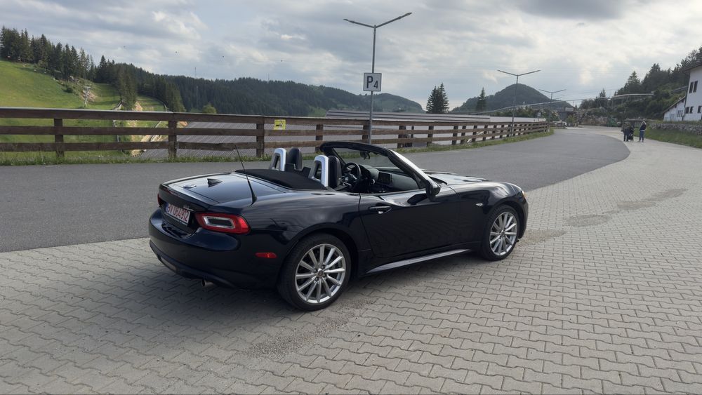 Fiat 124 Spider ( MX-5 Miata )